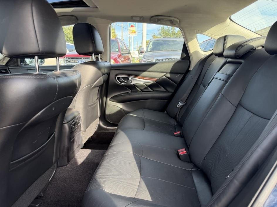 Used 2019 INFINITI Q70 Luxe w/ Proactive Package image 18