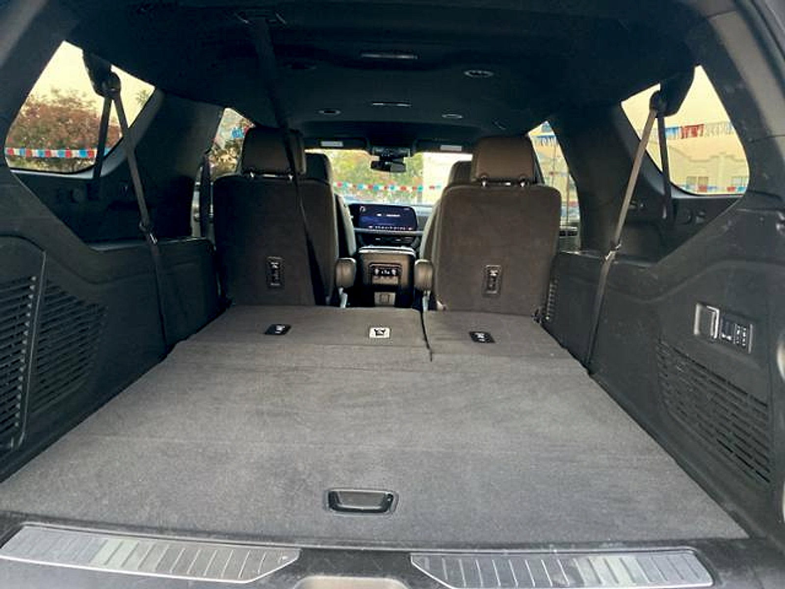 Used 2025 Chevrolet Suburban Premier image 17