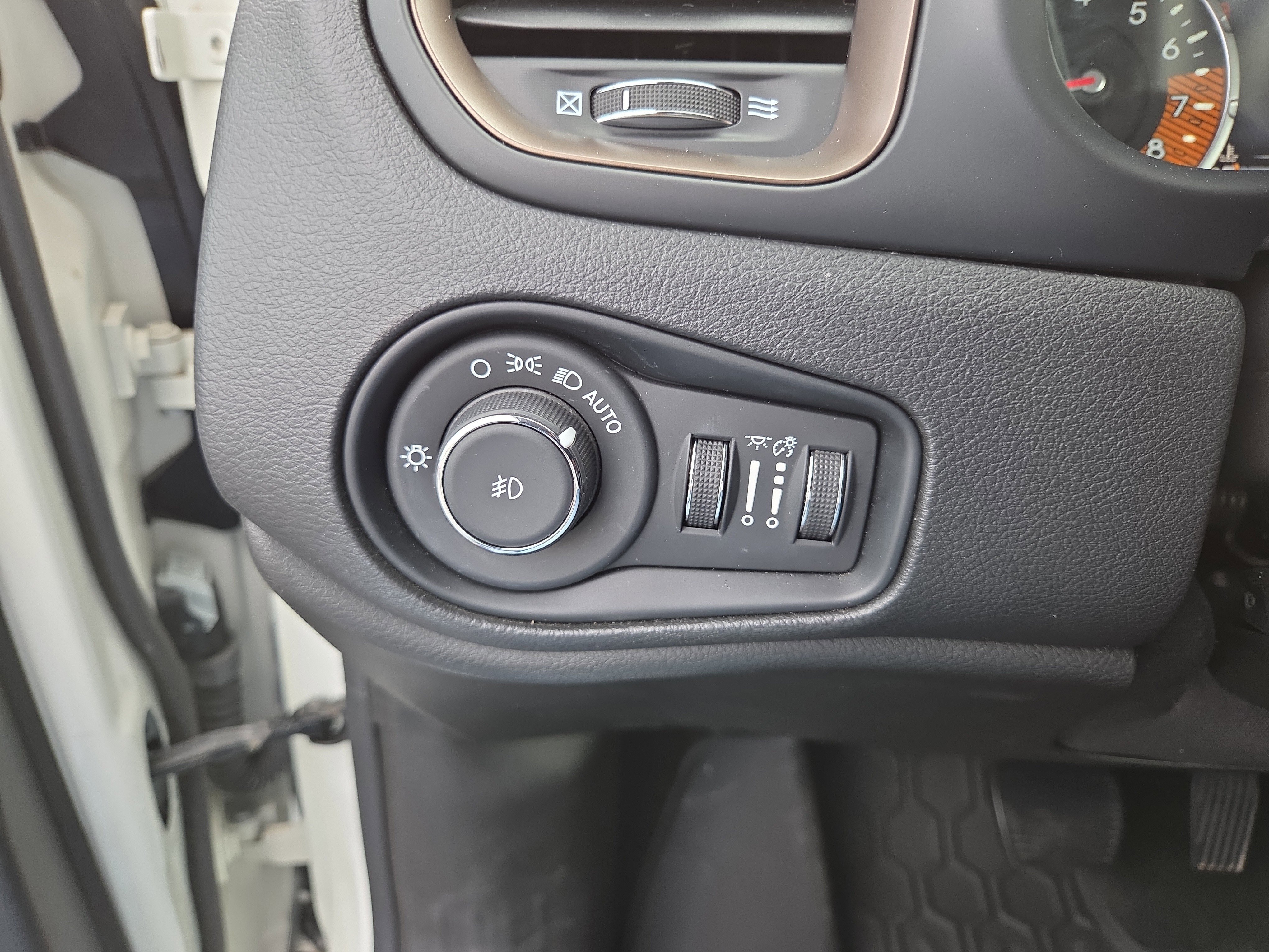 Certified 2023 Jeep Renegade Latitude AWD/4WD image 30