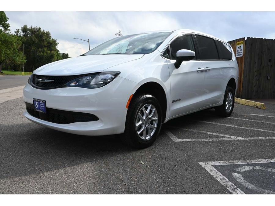 Used 2023 Chrysler Voyager LX image 10