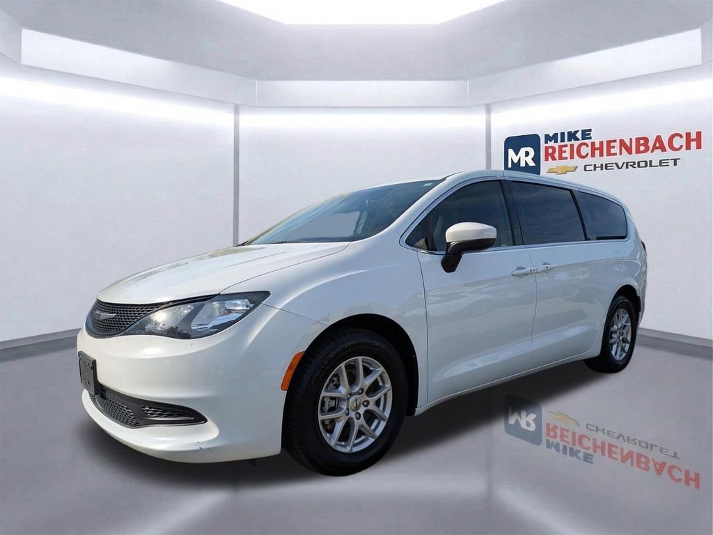 Used 2023 Chrysler Voyager LX image 8