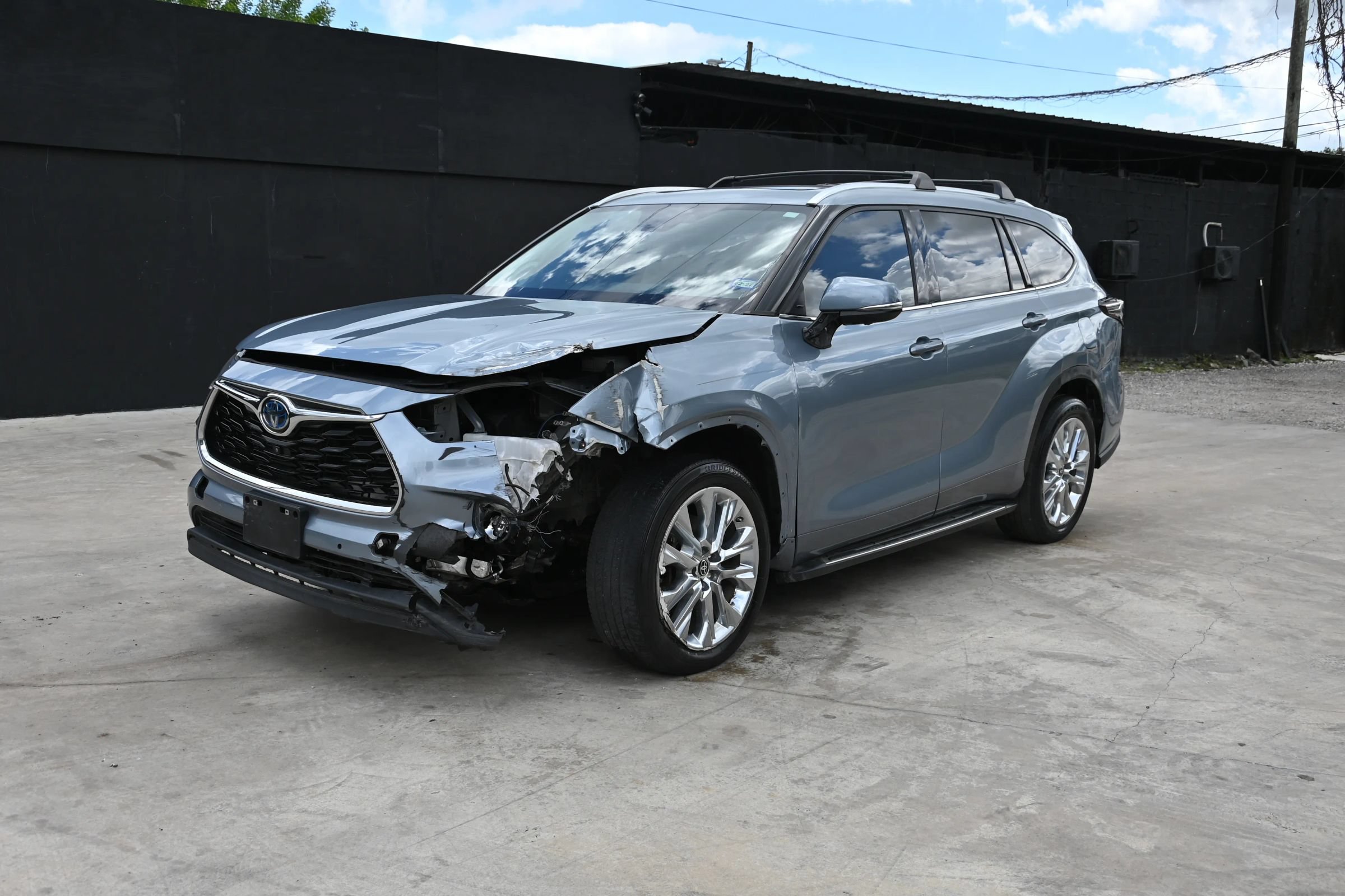 Used 2023 Toyota Highlander Limited FWD image 2
