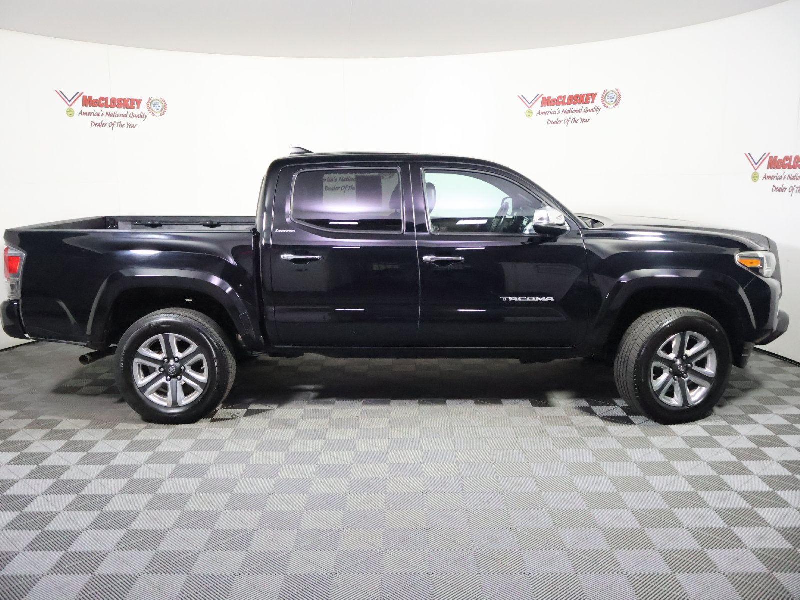 Used 2016 Toyota Tacoma Limited w/ Towing Package AWD/4WD image 3