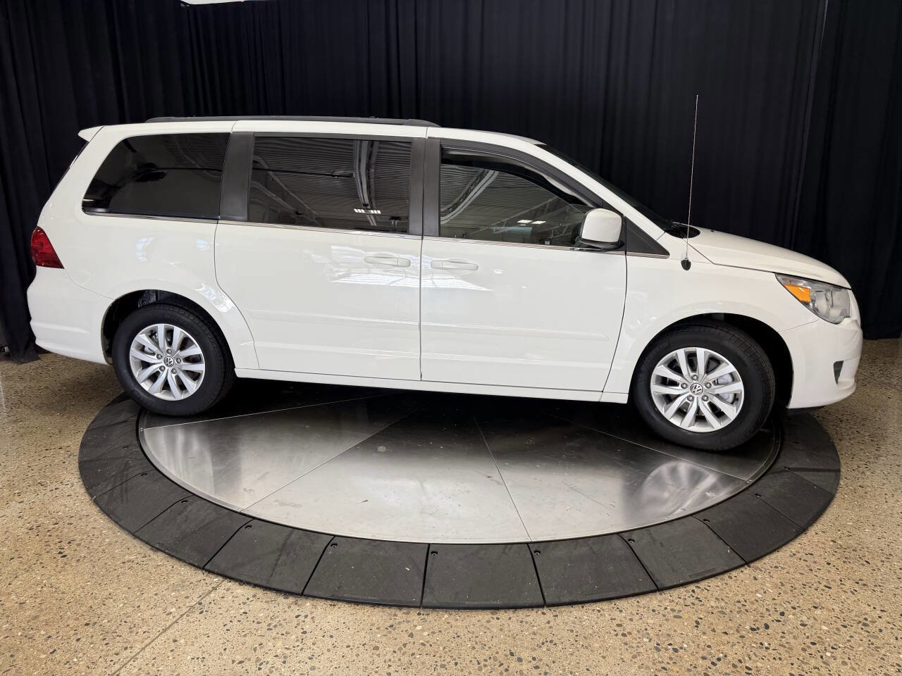Used 2012 Volkswagen Routan SE FWD image 8