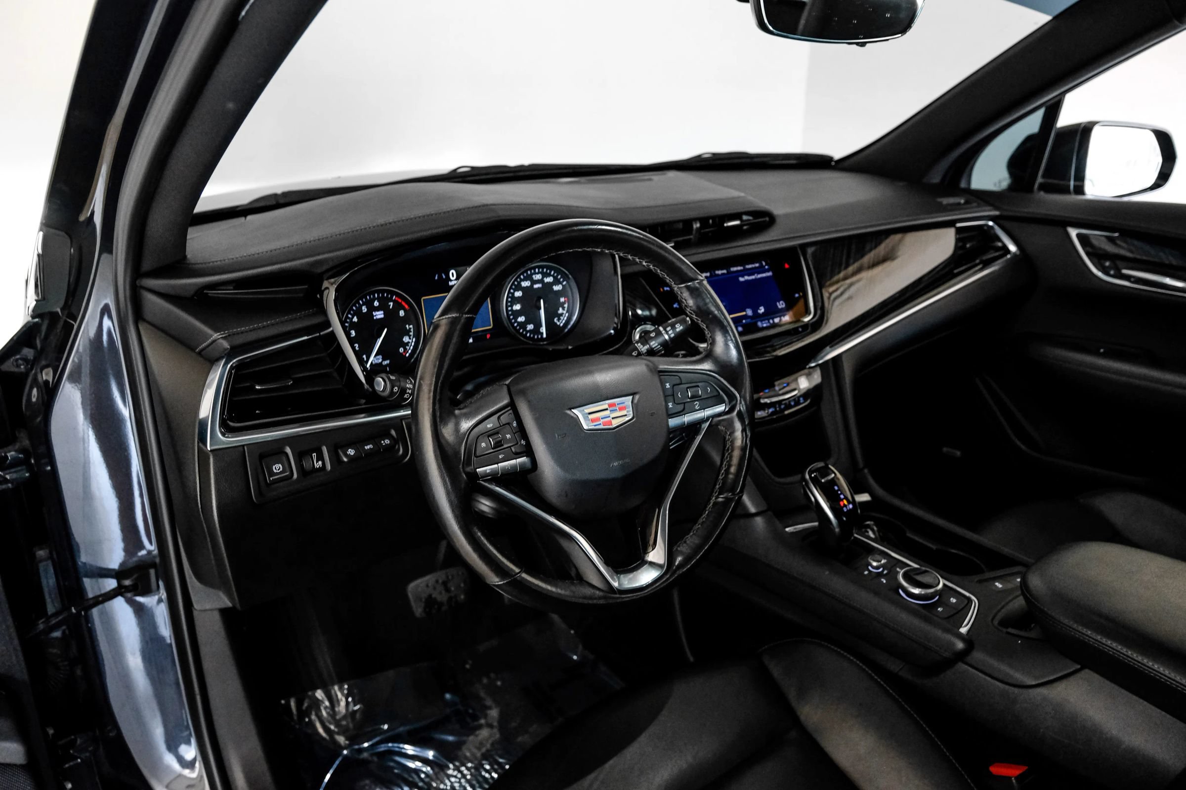 Used 2022 Cadillac XT6 Premium Luxury w/ Technology Package FWD image 2