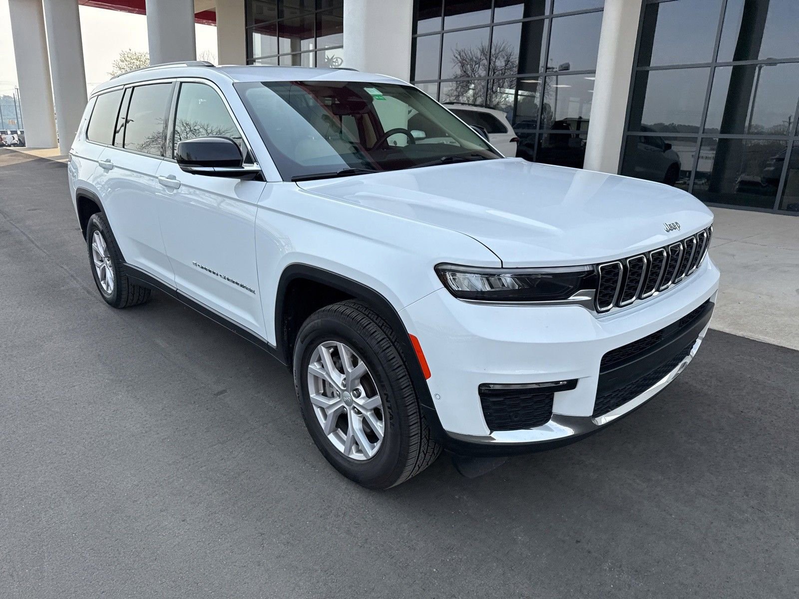 Used 2022 Jeep Grand Cherokee L Limited w/ Luxury Tech Group II AWD/4WD image 2