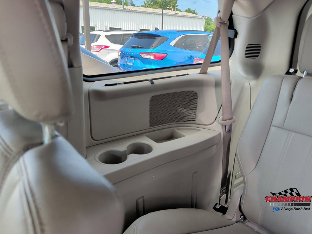 Used 2014 Chrysler Town & Country Touring-L w/ Driver Convenience Group FWD image 29