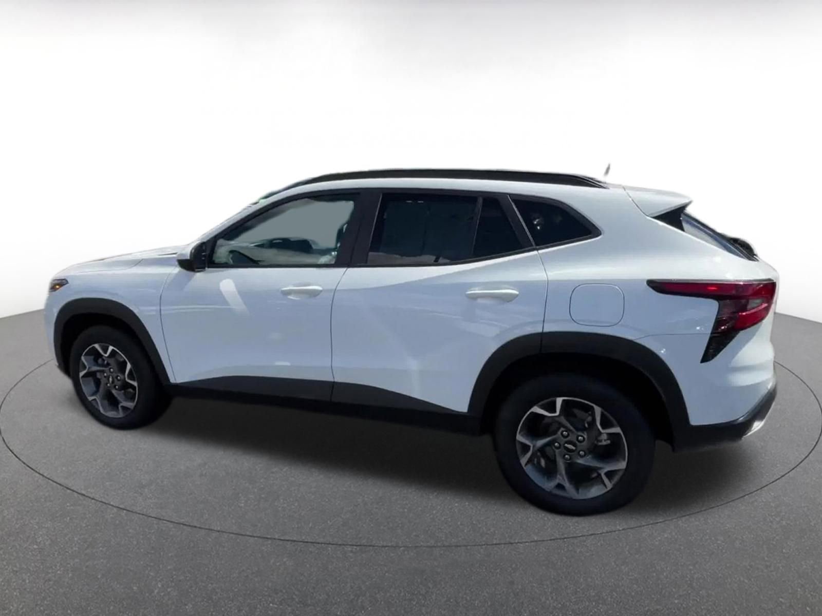 Used 2025 Chevrolet Trax LT FWD image 10