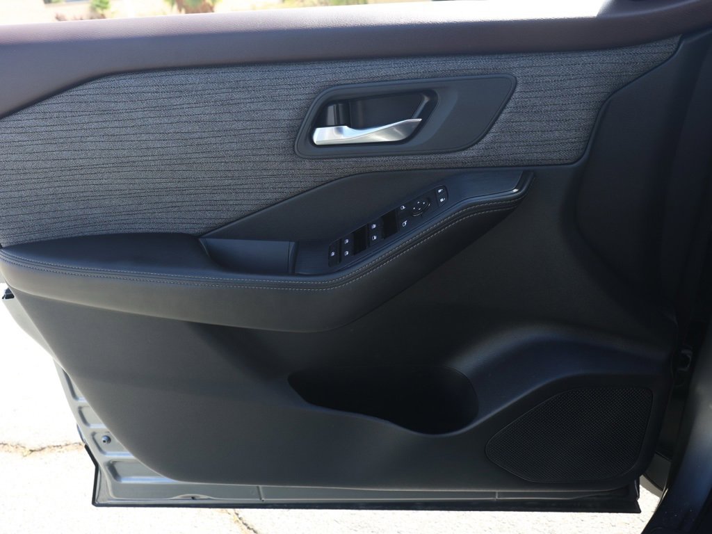 Used 2023 Nissan Rogue SV image 23