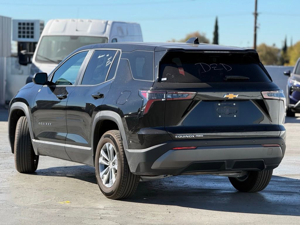 Used 2025 Chevrolet Equinox LT image 2