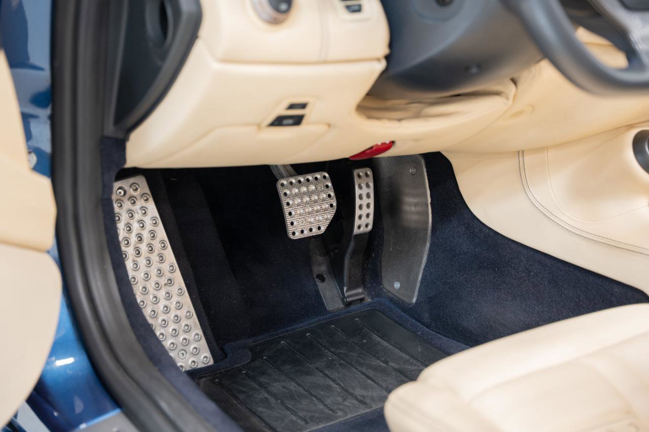 Used 2010 Ferrari California RWD image 67