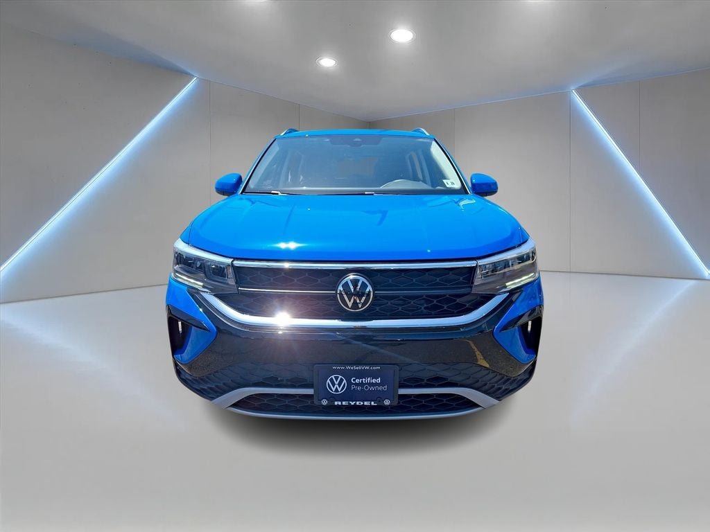 Used 2023 Volkswagen Taos SE w/ Panoramic Sunroof Package FWD image 2