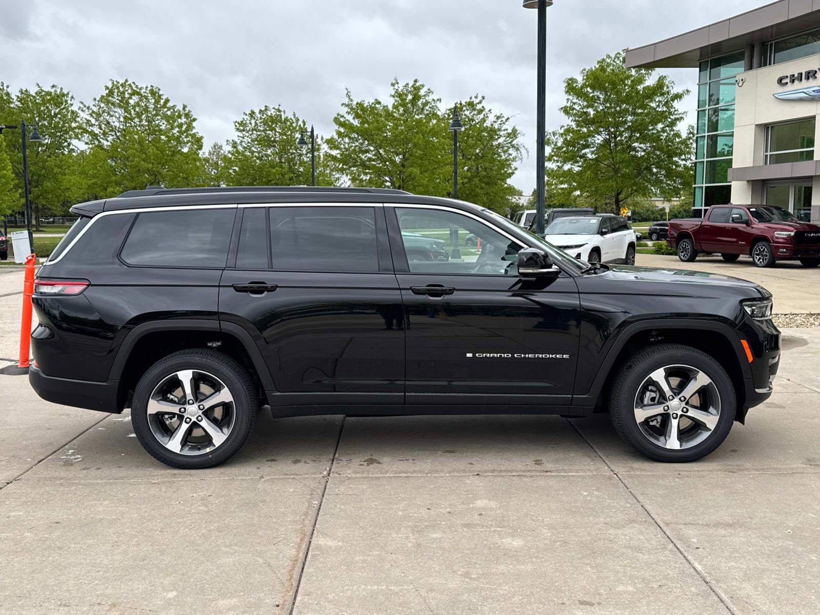 New 2025 Jeep Grand Cherokee L Limited w/ Luxury Tech Group II image 4