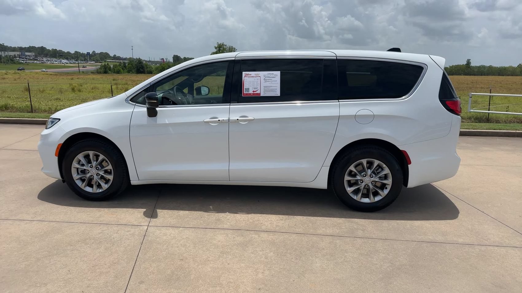 Used 2026 Chrysler Pacifica Limited AWD/4WD image 6