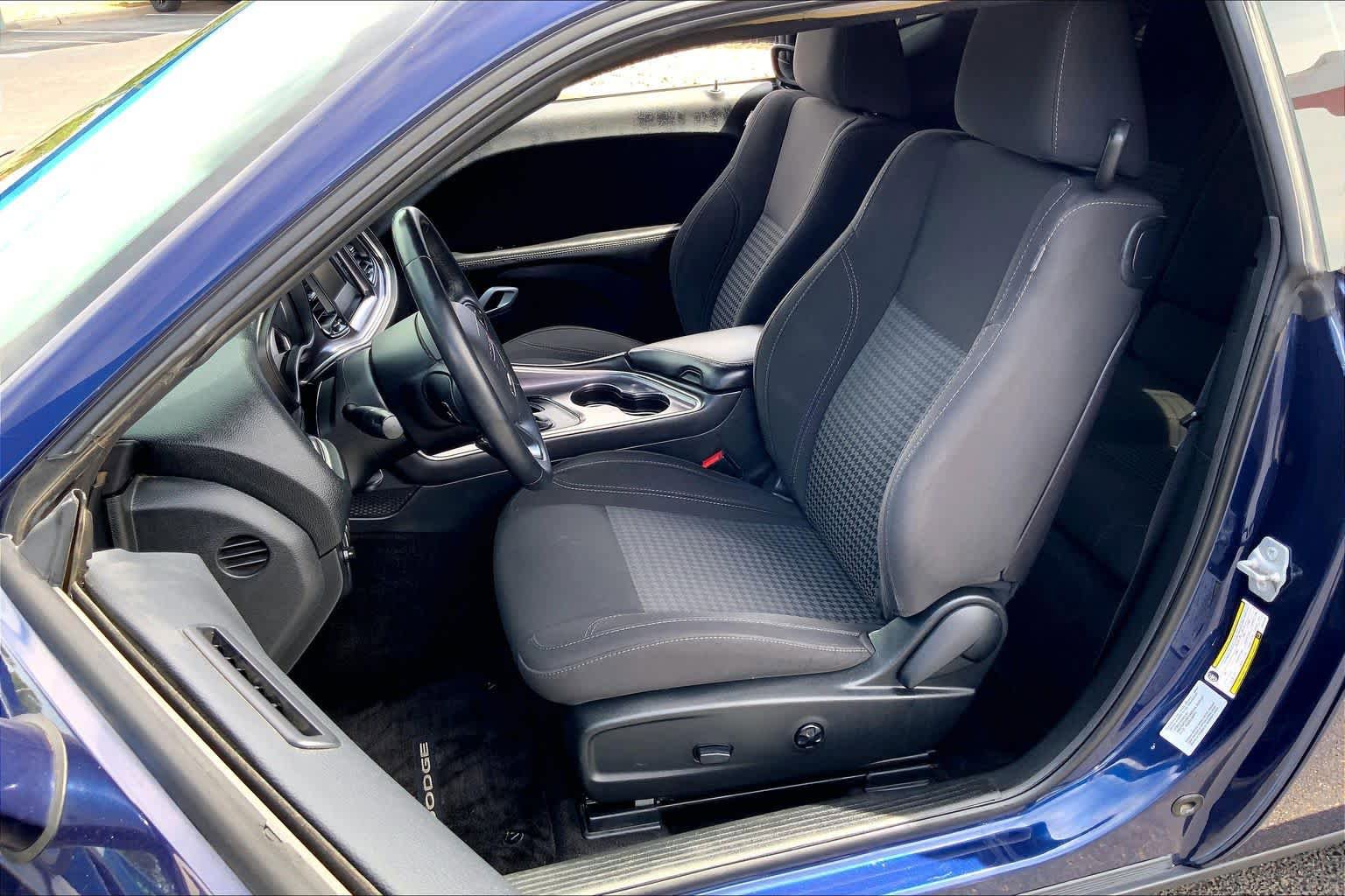 Used 2016 Dodge Challenger SXT image 8