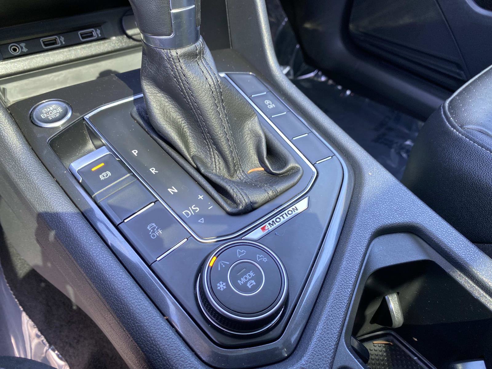 Used 2018 Volkswagen Tiguan SEL AWD/4WD image 18