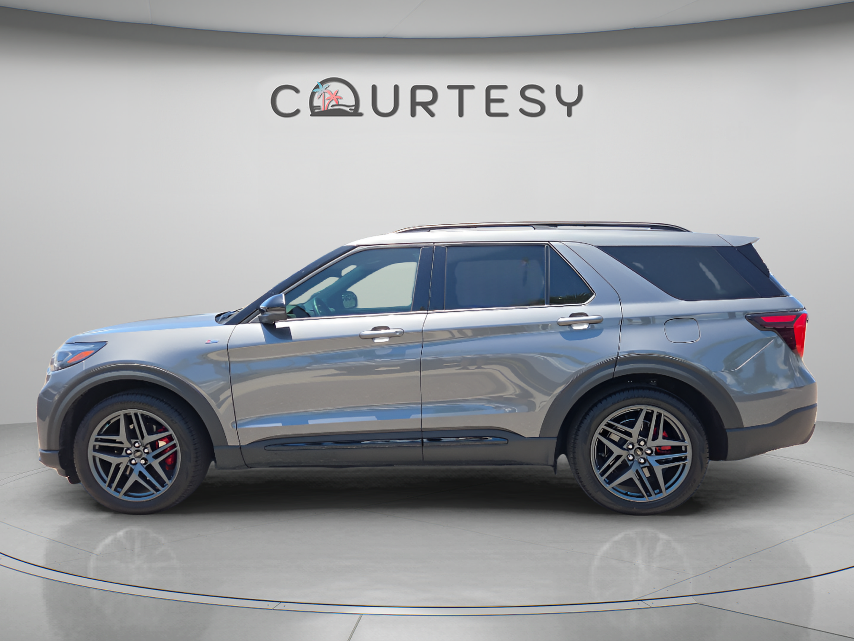 Used 2025 Ford Explorer ST-Line w/ Premium Package RWD image 2