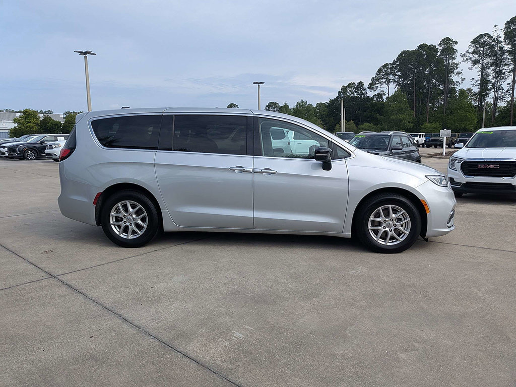 Used 2024 Chrysler Pacifica Touring-L FWD image 2