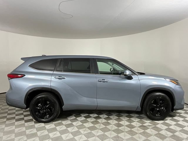 Used 2023 Toyota Highlander LE FWD image 2