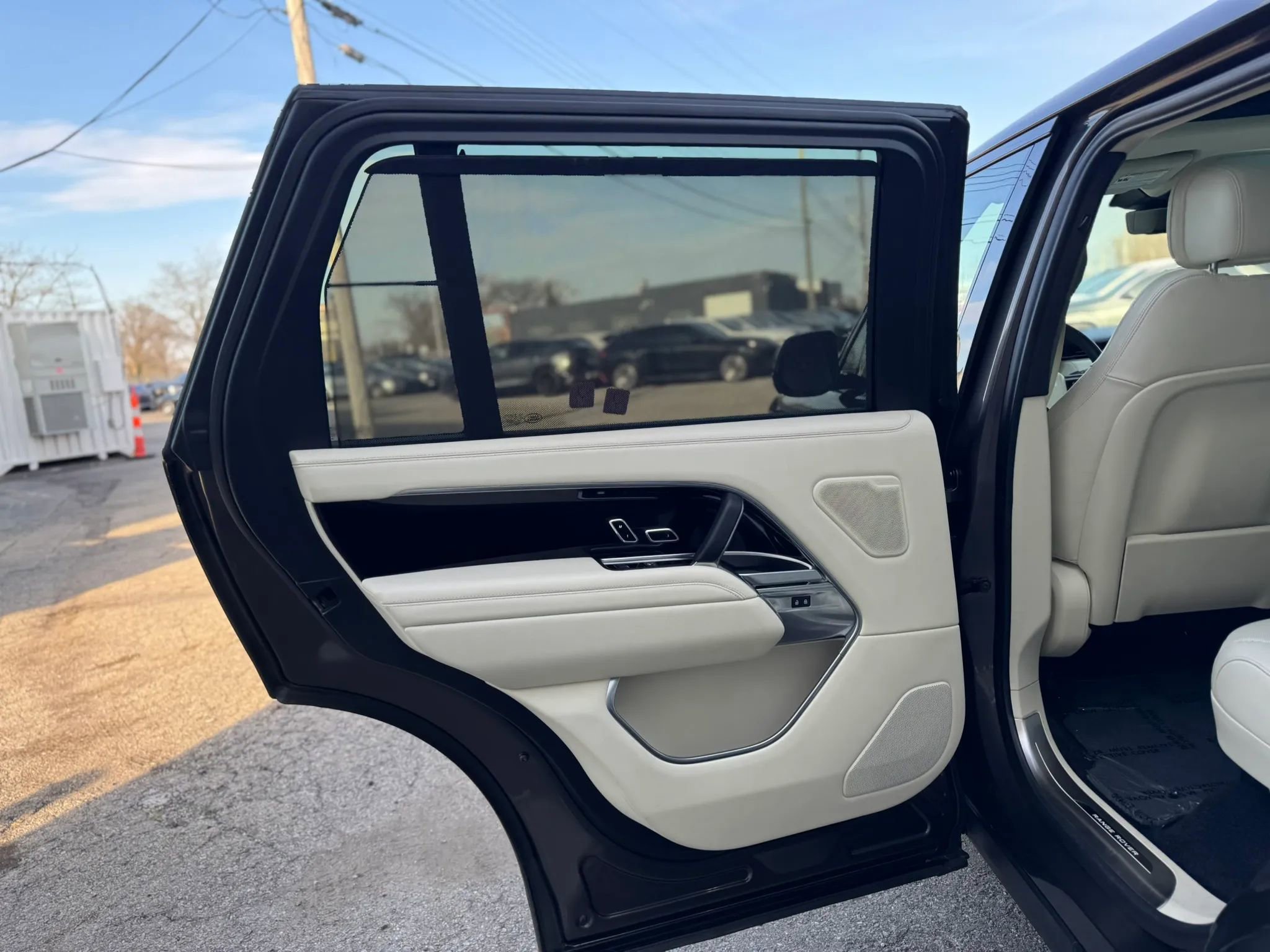 Used 2025 Land Rover Range Rover Long Wheelbase SE image 23