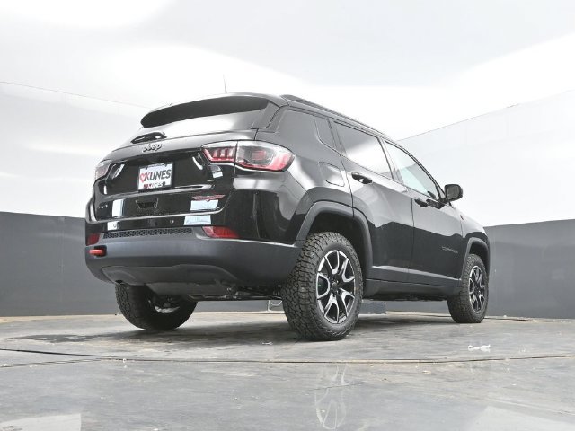 New 2026 Jeep Compass Trailhawk AWD/4WD image 38