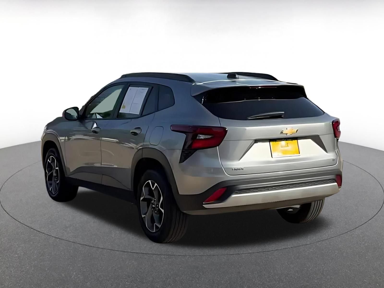 Used 2025 Chevrolet Trax LT FWD image 15