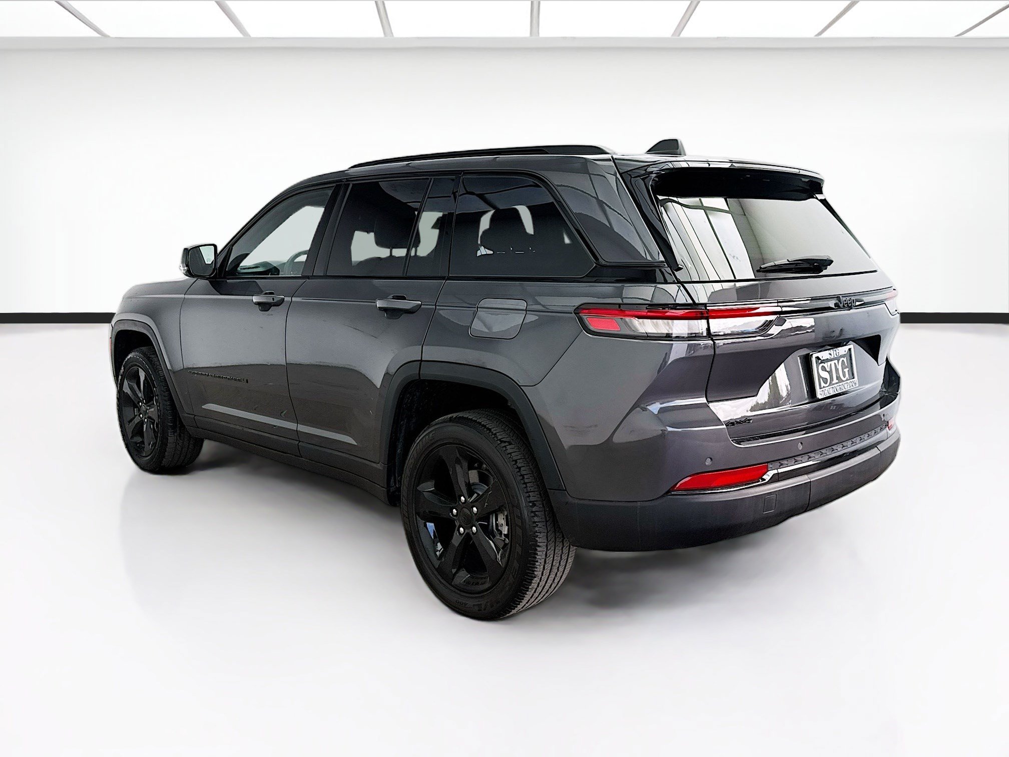 Used 2023 Jeep Grand Cherokee Altitude AWD/4WD image 6