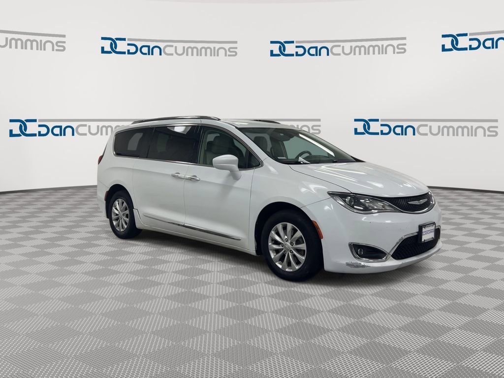 Used 2018 Chrysler Pacifica Touring-L FWD image 2