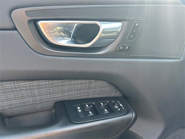 Used 2022 Volvo XC60 B5 Momentum image 19