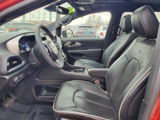Used 2024 Chrysler Pacifica Premium image 6