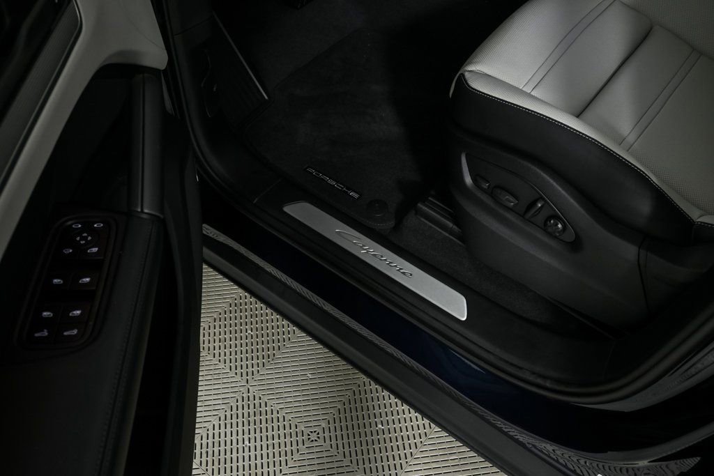 Certified 2025 Porsche Cayenne Coupe image 8