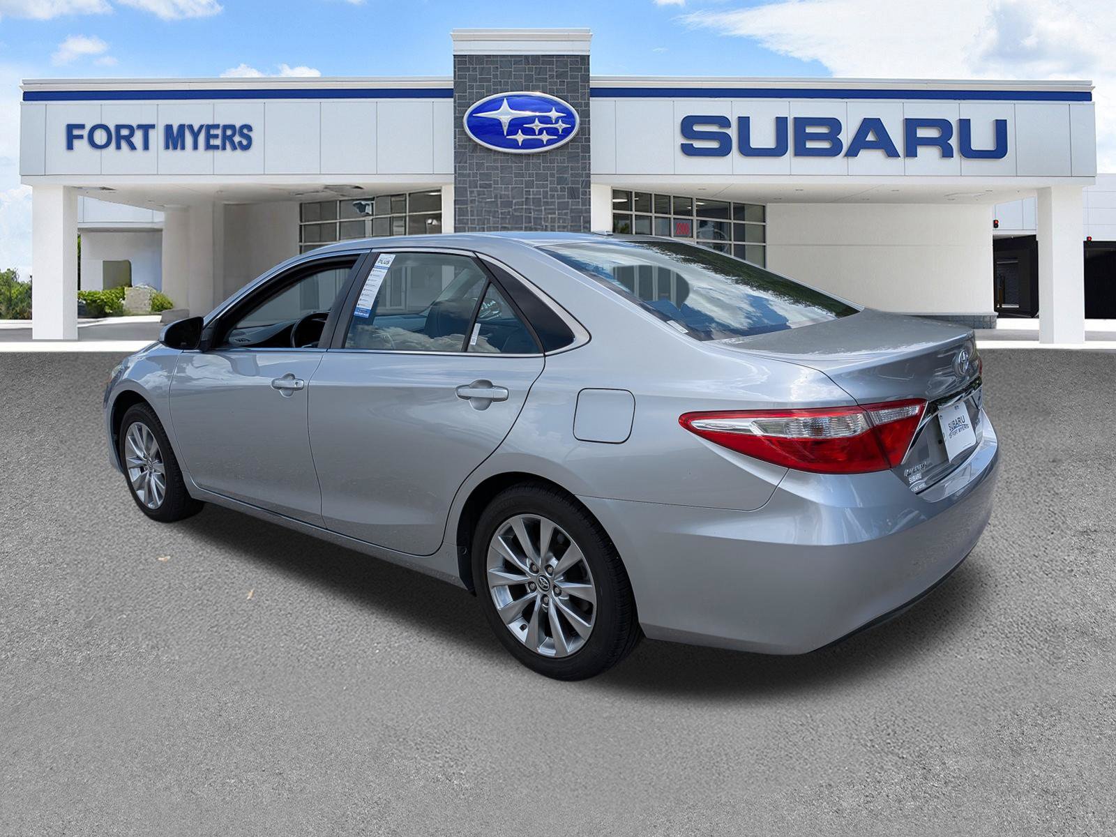 Used 2015 Toyota Camry XLE w/ Moonroof Package FWD image 6
