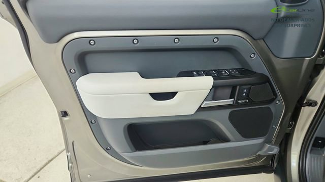 Used 2025 Land Rover Defender 110 X image 34