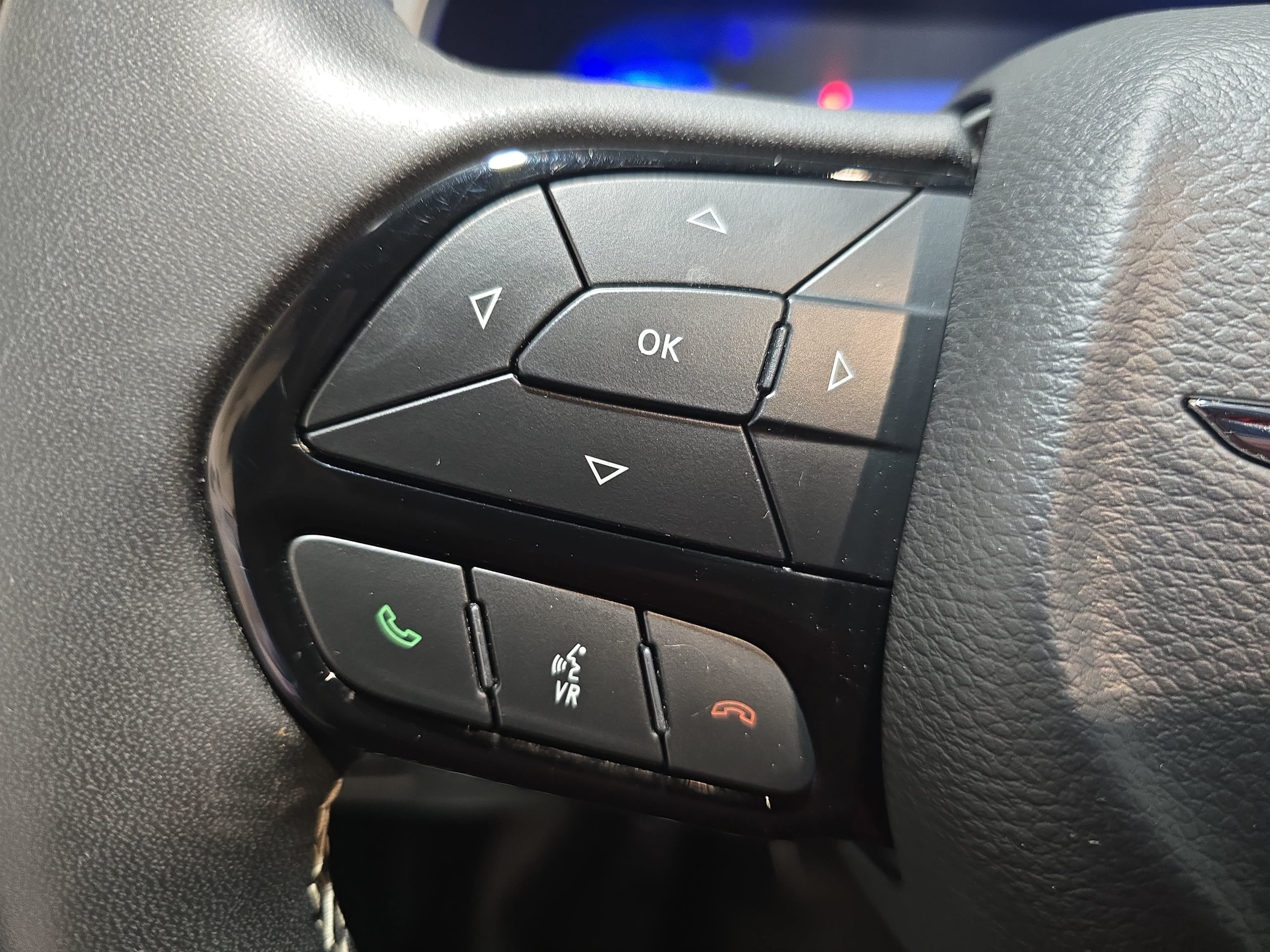 Used 2025 Chrysler Pacifica Limited FWD image 15