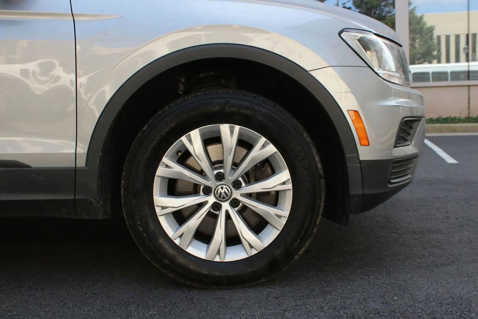 Used 2019 Volkswagen Tiguan SE w/ Panoramic Sunroof Package AWD/4WD image 4