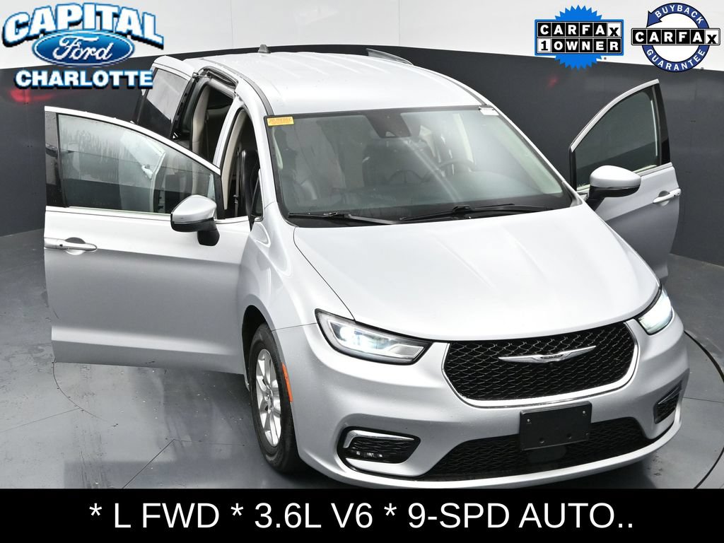 Used 2023 Chrysler Pacifica Touring-L FWD image 32