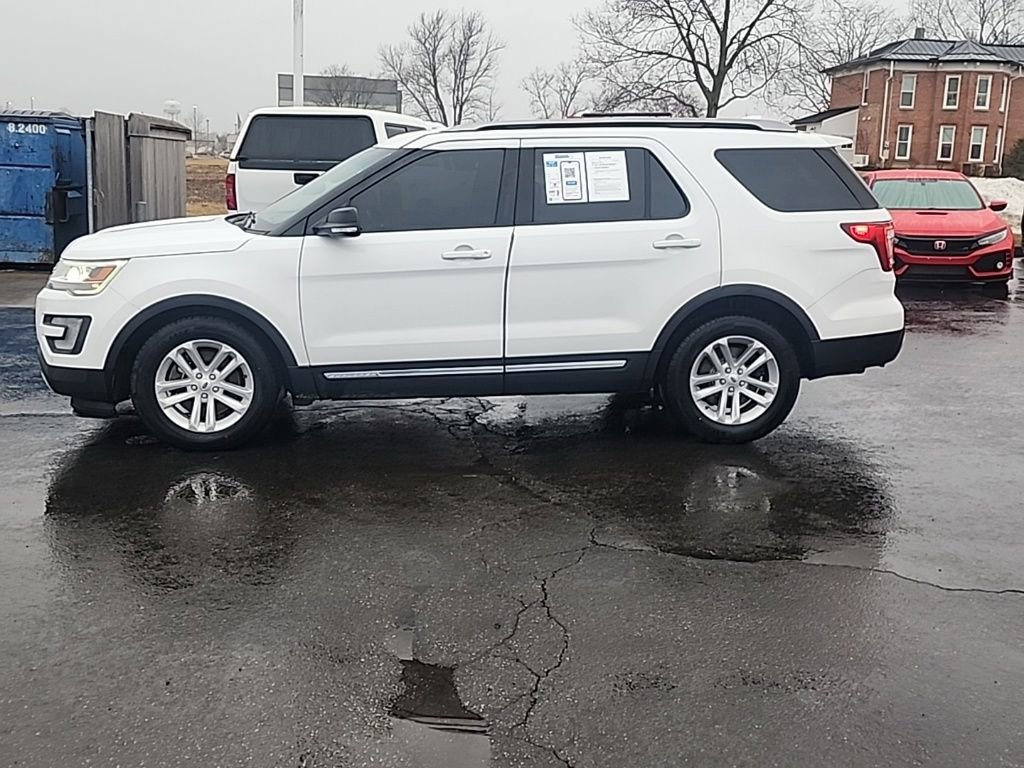 Used 2017 Ford Explorer XLT w/ Equipment Group 202A image 4