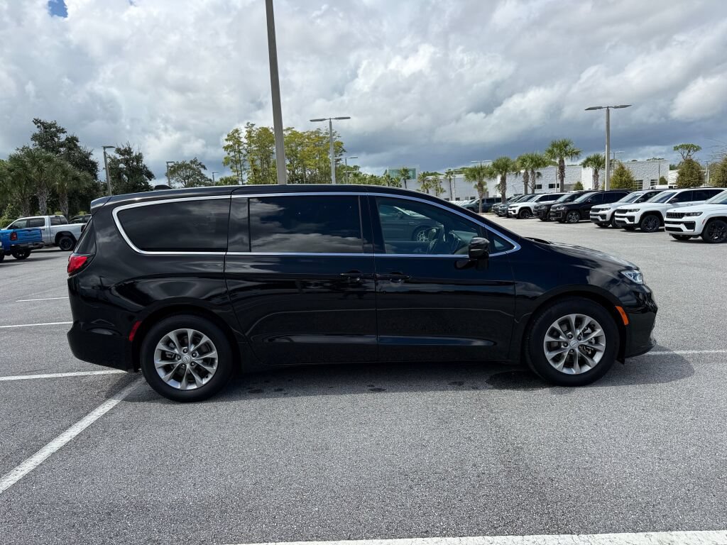 Used 2026 Chrysler Pacifica Limited FWD image 2