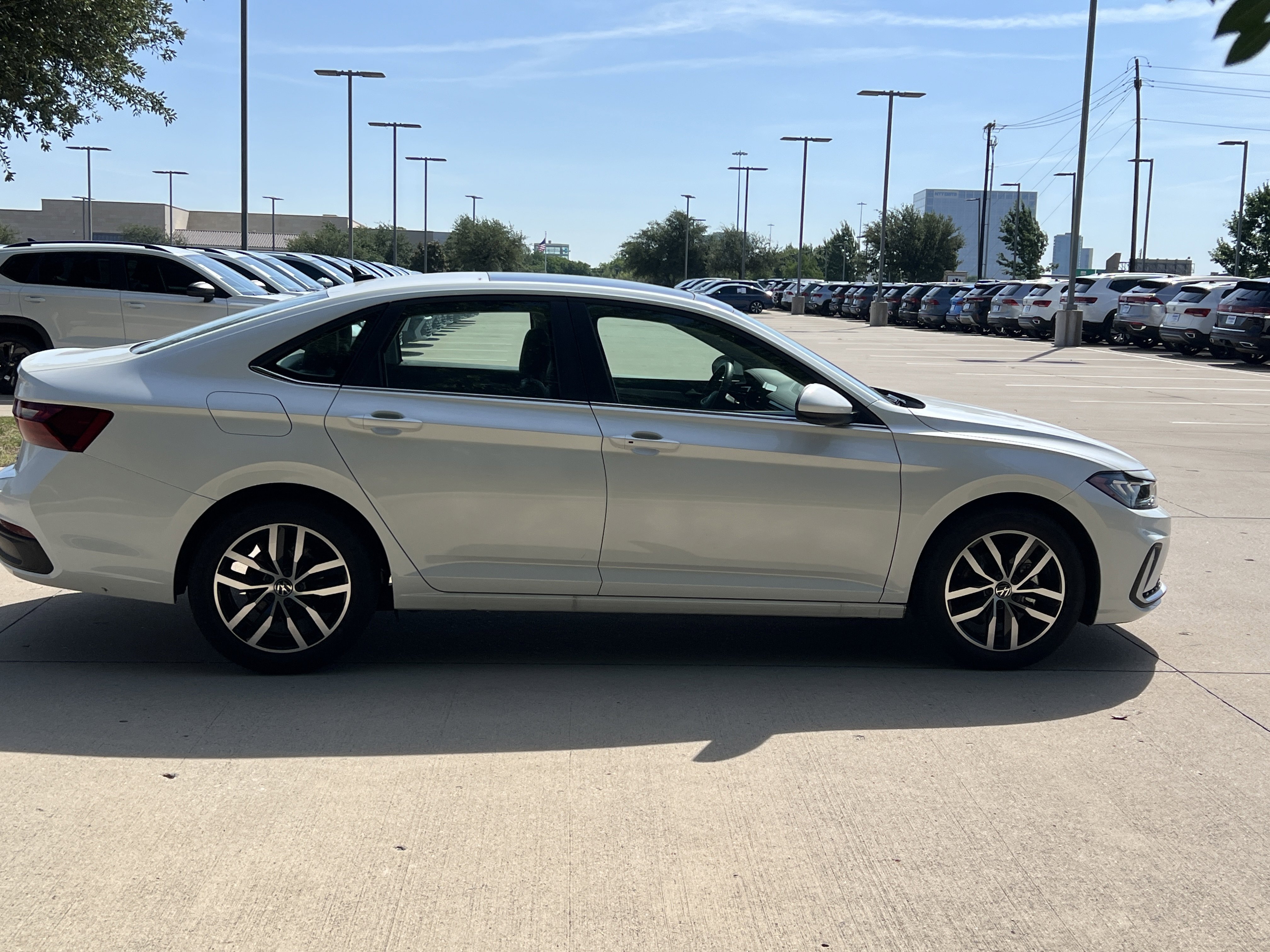 Used 2025 Volkswagen Jetta SE w/ Sunroof Package FWD image 11