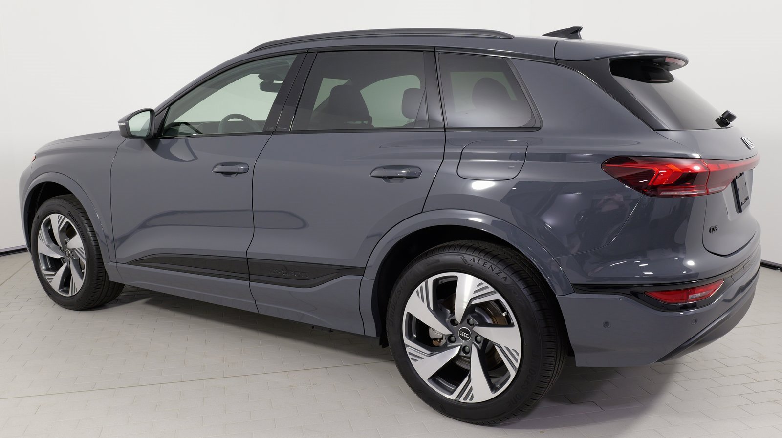 Used 2025 Audi Q6 e-tron Premium image 18