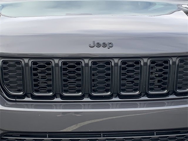 Certified 2025 Jeep Grand Cherokee Limited w/ Black Appearance Package image 9