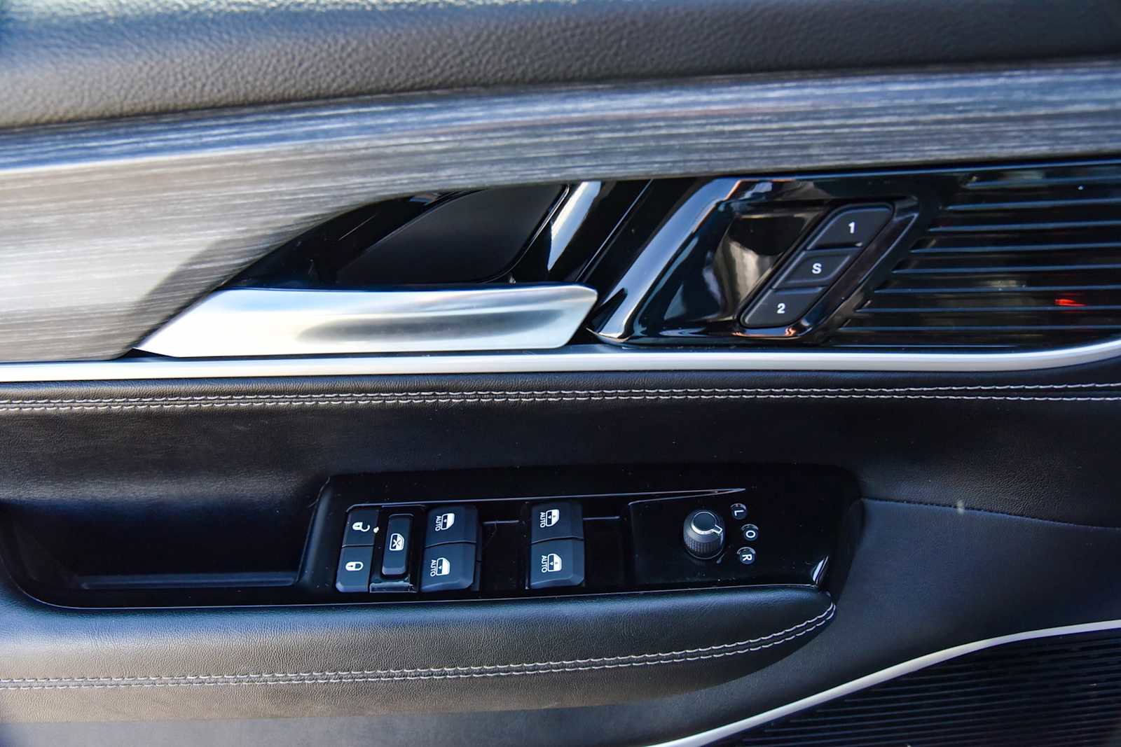 Certified 2024 Jeep Wagoneer Series III w/ Premium Group I AWD/4WD image 15