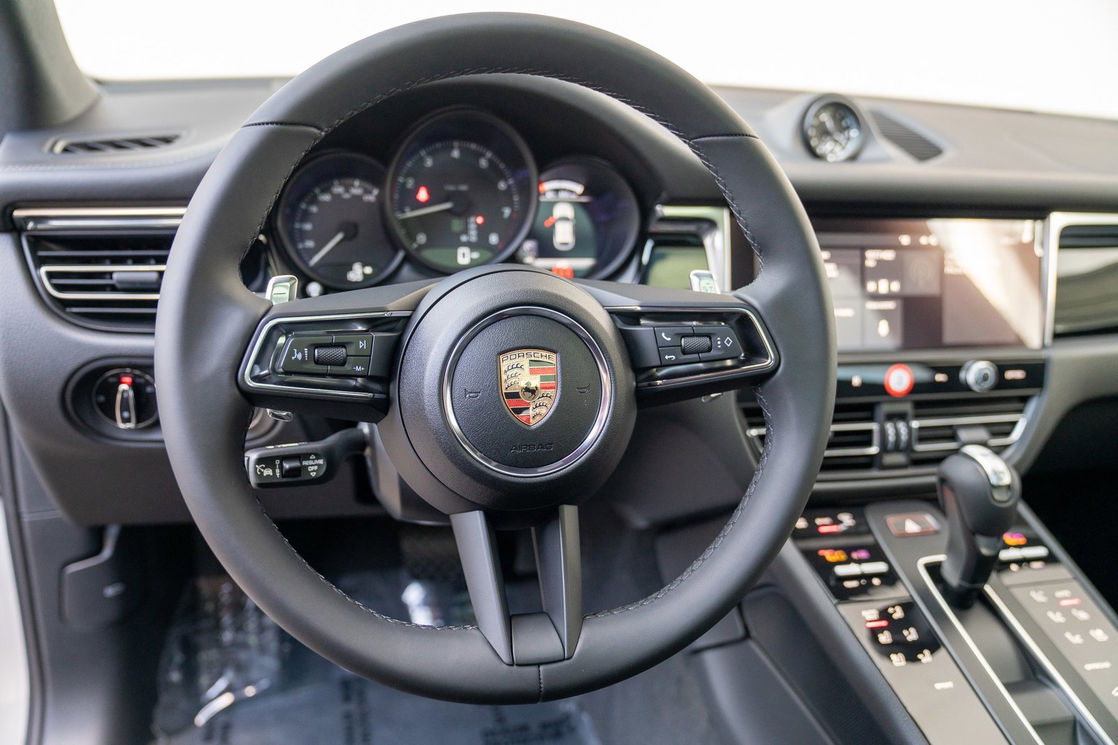 Certified 2025 Porsche Macan image 12