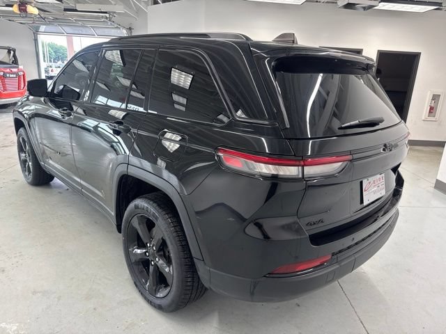 Used 2023 Jeep Grand Cherokee Altitude AWD/4WD image 8