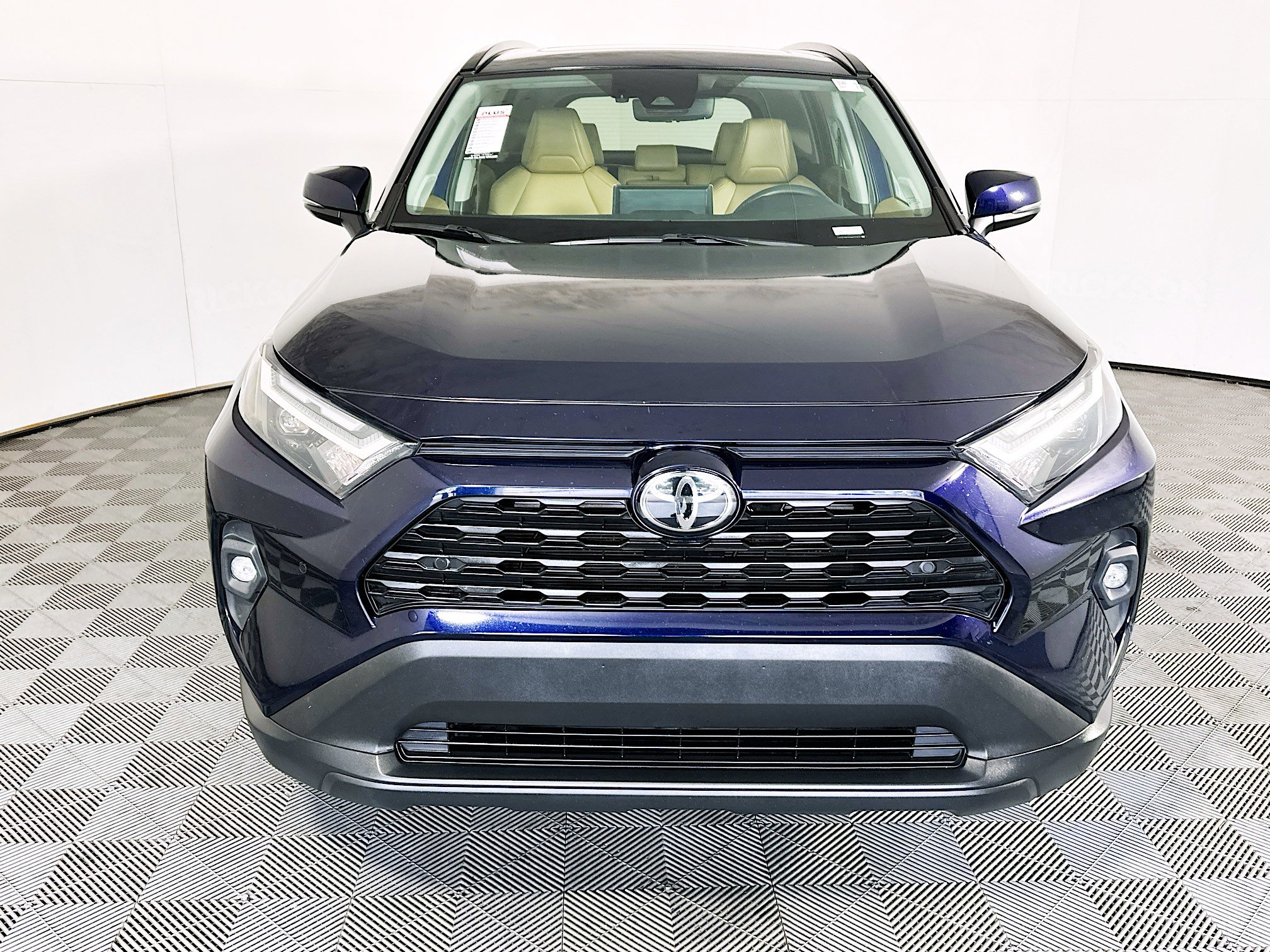 Used 2022 Toyota RAV4 XLE Premium FWD image 8