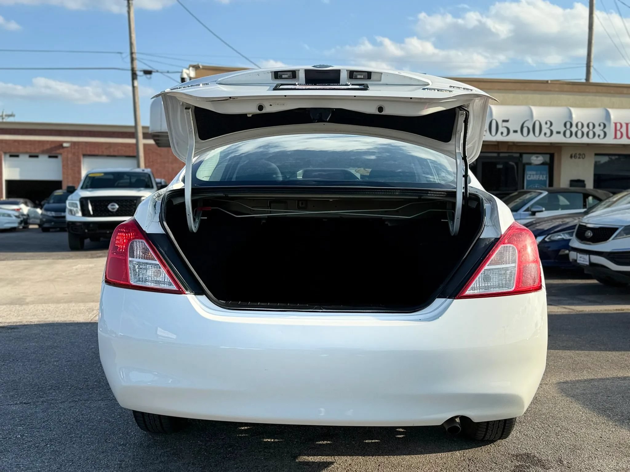 Used 2012 Nissan Versa SV FWD image 5