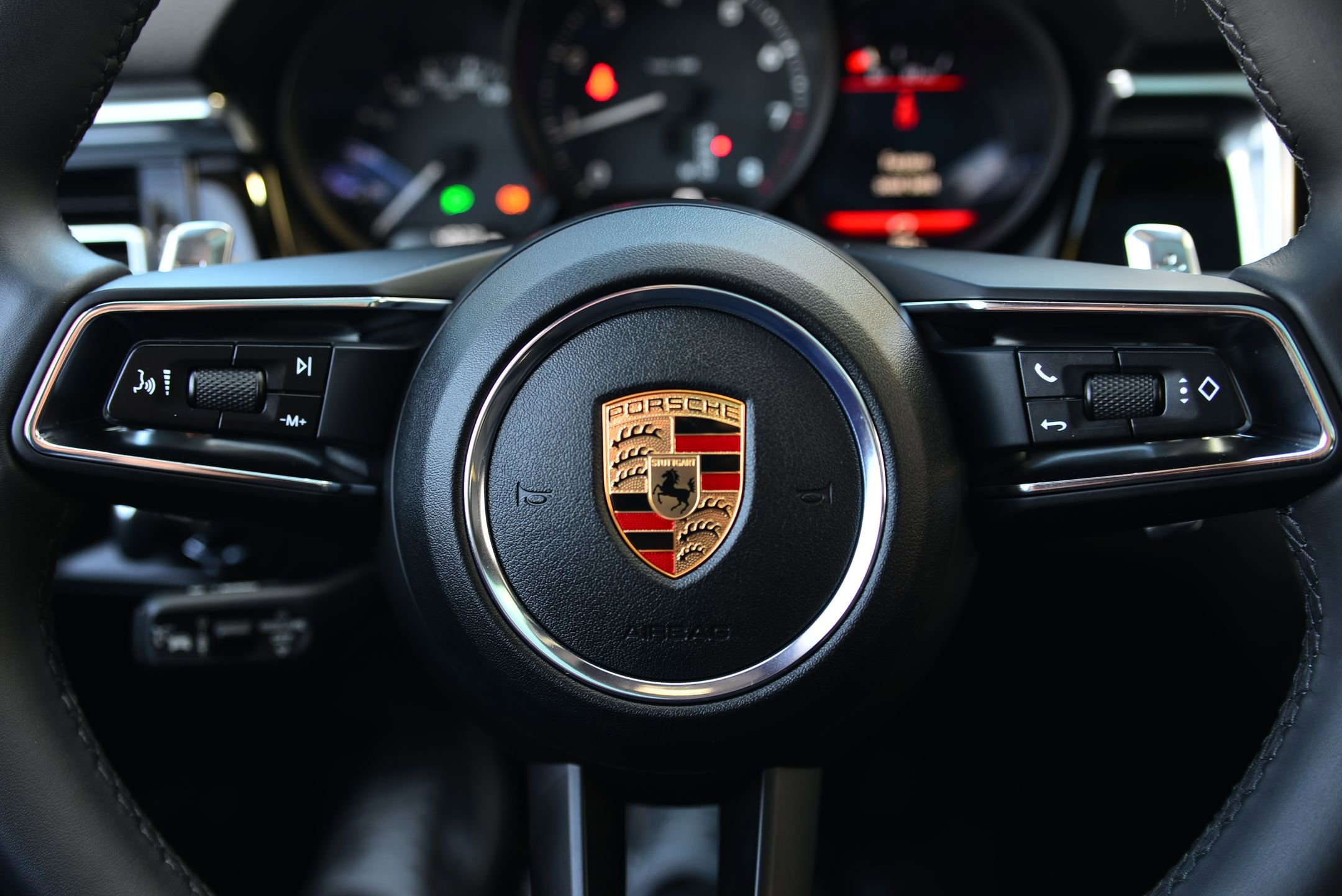 Certified 2025 Porsche Macan image 34