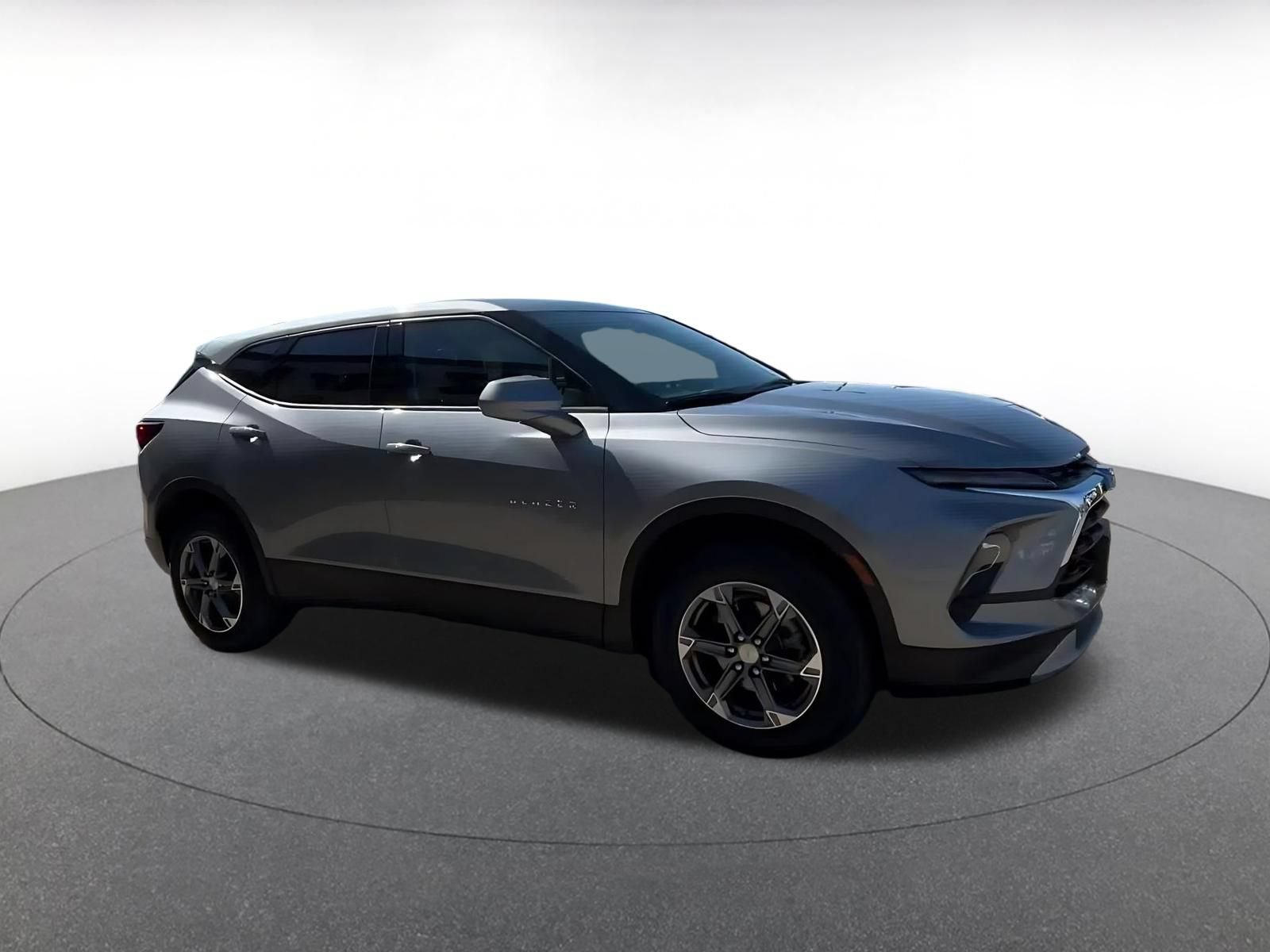 Used 2025 Chevrolet Blazer LT FWD image 2