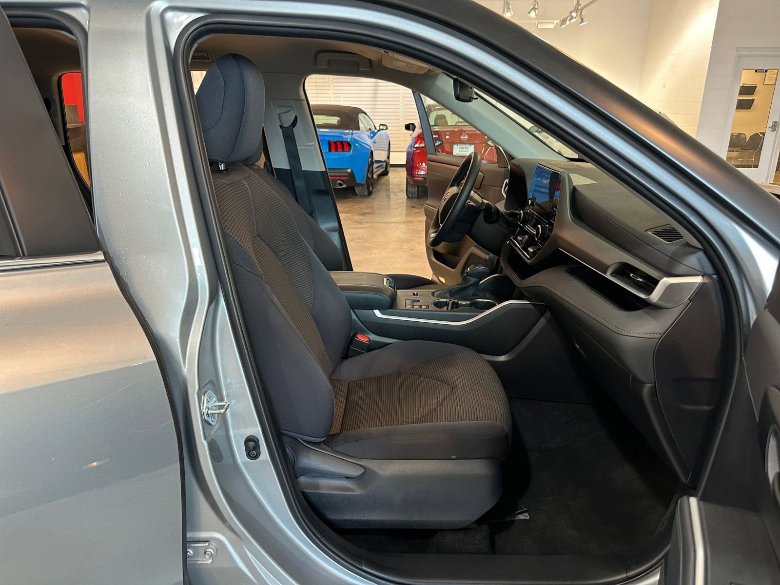 Used 2025 Toyota Highlander LE image 38