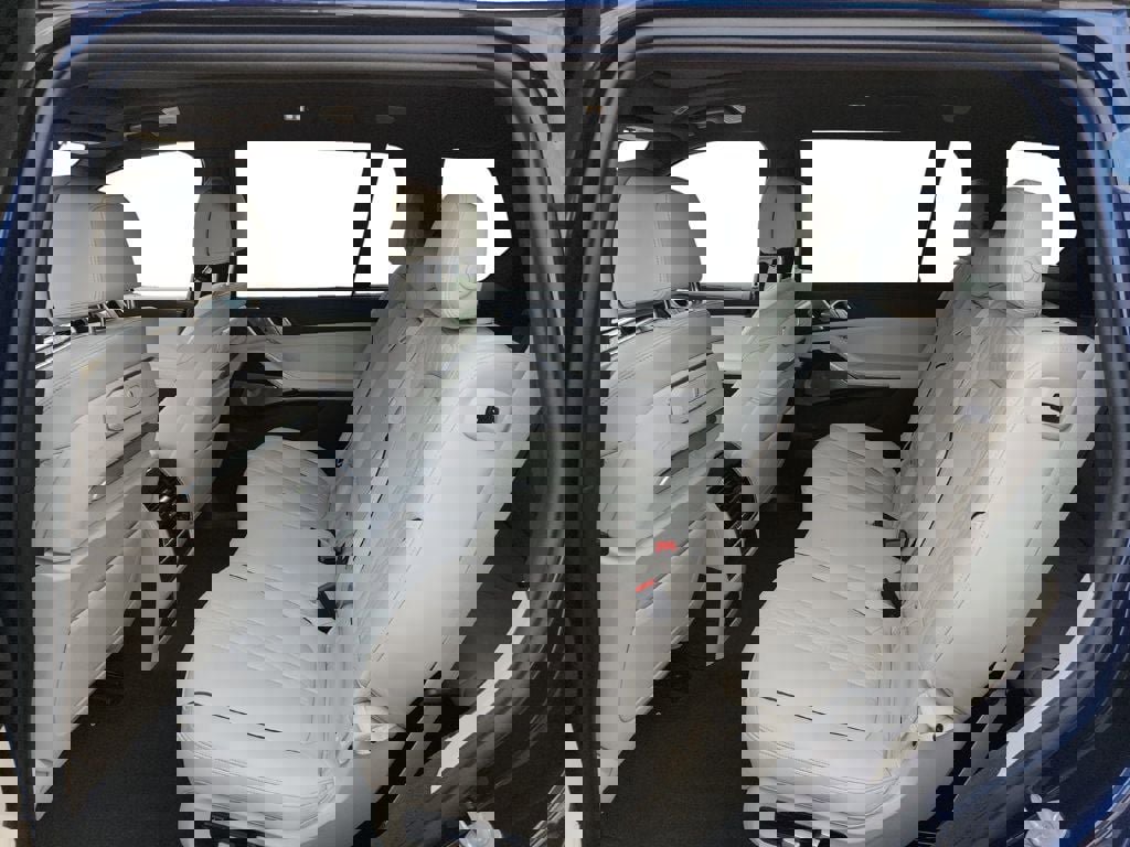 Used 2025 BMW X7 M60i image 22